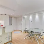 Standing A En Centre Apartment *