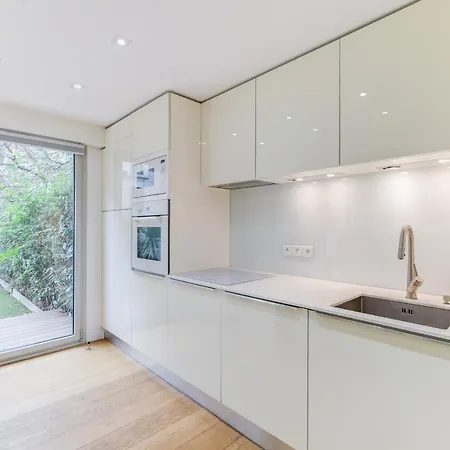 Standing A En Centre