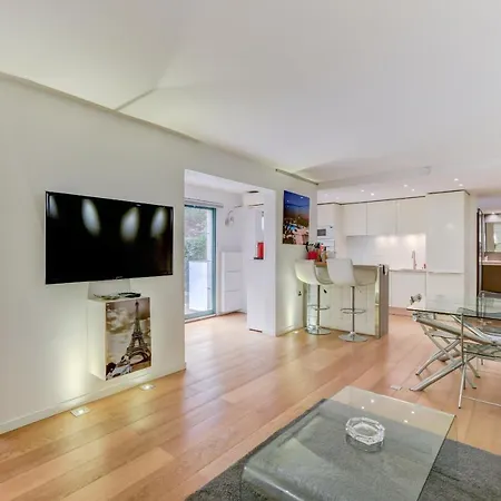 Standing A En Centre Apartment