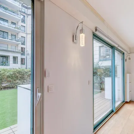 Standing A En Centre Daire *