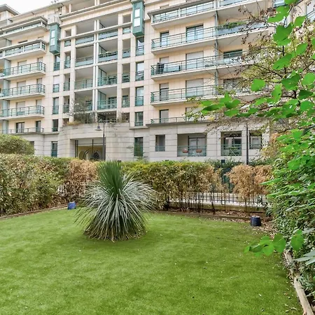 Standing A En Centre Apartment