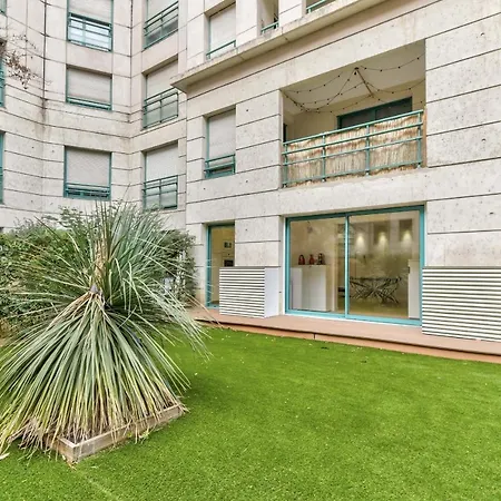 Standing A En Centre Apartment