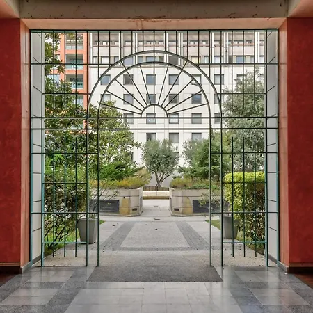 Standing A En Centre