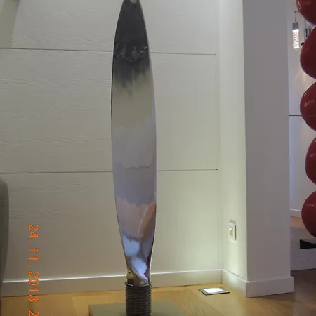 Standing A En Centre Daire