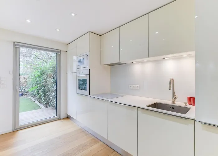 Standing A En Centre